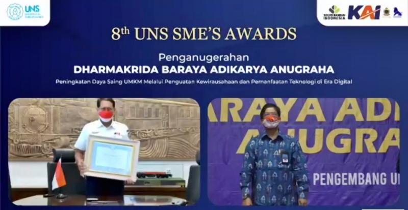 Penghargaan ini diterima langsung oleh Direktur Utama KAI Didiek Hartantyo yang diserahkan oleh Rektor UNS Prof. Dr. Jamal Wiwoho, SH., M.Hum. 