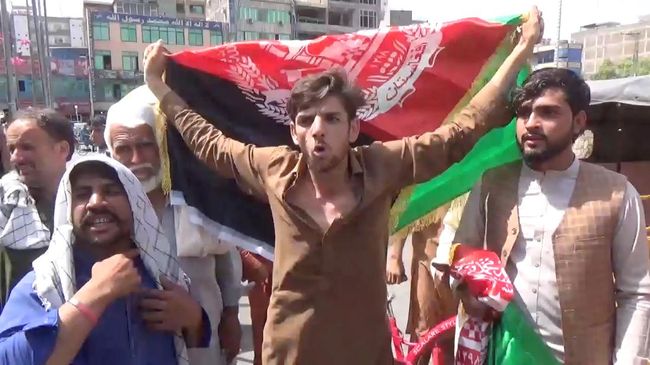 Sejumlah demonstran menggelar aksi penolakan atas kelompok Taliban di Jalalabad, Afghanistan. 