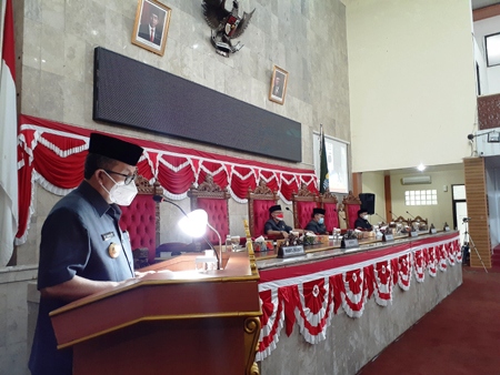 Bupati Kabupaten Cirebon, Imron saat membacakan sambutan di Gedung DPRD setempat, Rabu (18/8/2021). (Ist.)