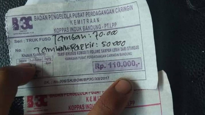 Tarif Parkir Mahal yang Harus Dibayar Sopir Truk di Pasar Caringin, Bandung.