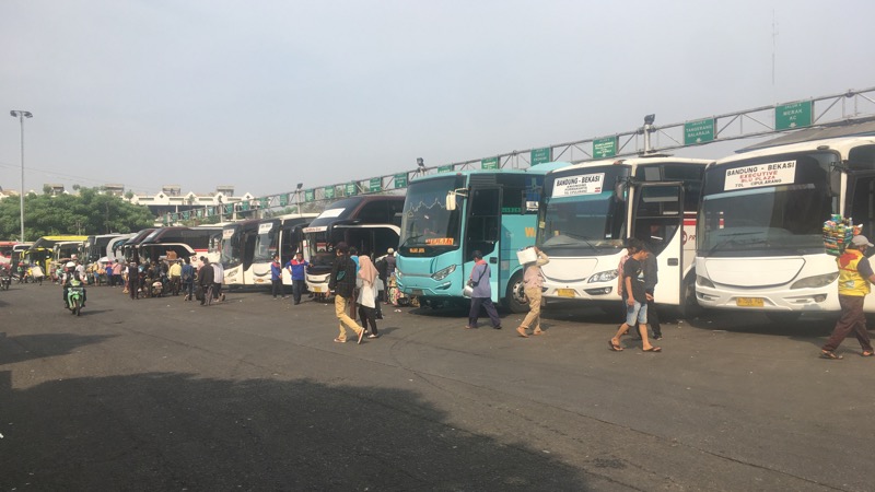Sejumlah bus di area keberangkatan Terminal Induk Kota Bekasi, Kamis (19/8/2021) pagi. Foto: BeritaTrans.com.