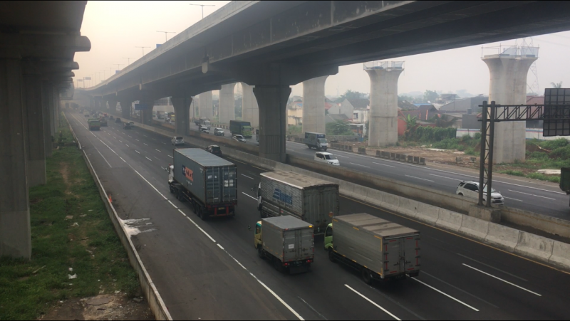 Truk dan bus padati Tol Bekasi Timur pada Kamis (19/8/2021) pagi. Foto: BeritaTrans.com.