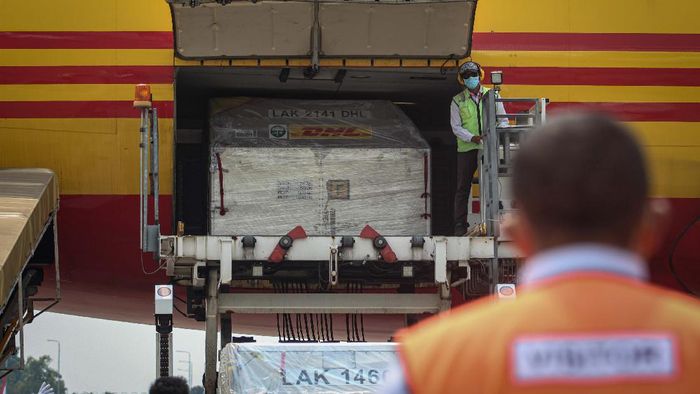 Petugas cargo membawa envirotainer berisi vaksin Covid-19 Pfizer setibanya di Terminal Cargo Bandara Internasional Soekarno Hatta, Tangerang, Banten, Kamis (19/8/2021).(foto:detik)
