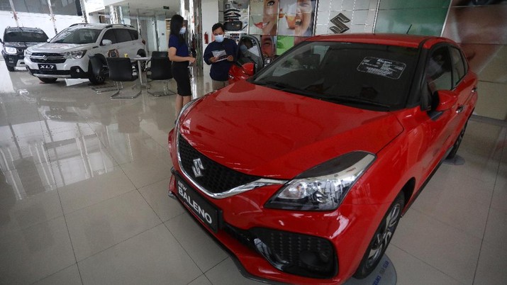  Calon pembeli melihat mobil baru di Showroom Suzuki di Kawasan Gading Serpong, Tangerang Selatan.