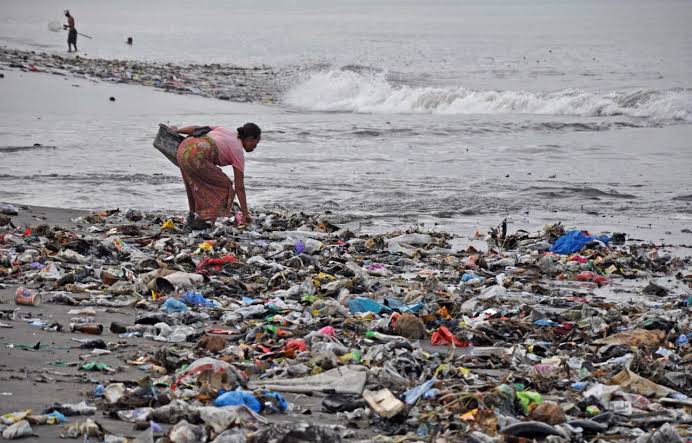 Sampah plastik memenuhi tepihan pantai di Cilincing, Jakarta Utara. (Foto:ANTARA)