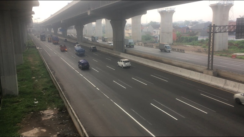 Tol Bekasi Timur pada kedua arah ramai lancar kendaraan, Jum`at (20/8/2021) pagi. Foto: BeritaTrans.com.