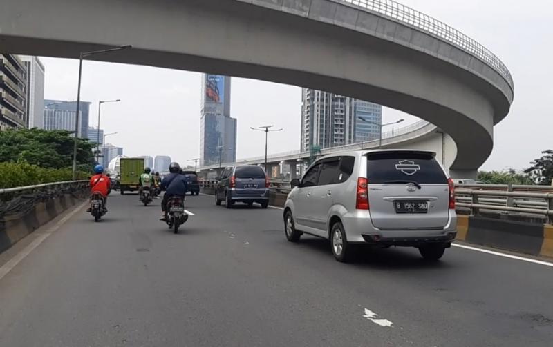 Trafik kendaraan di Jalan Gatot Subroto, Jakarta, Jumat (20/8/2021) siang.