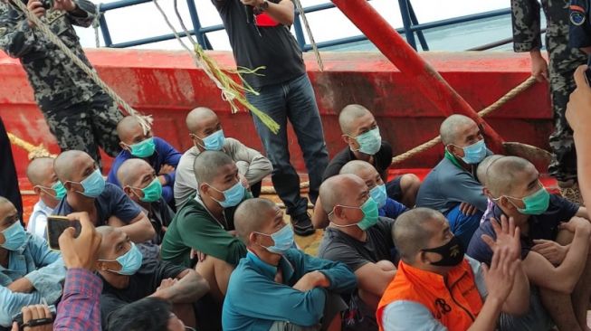 Awak kapal Vietnam yang berhasil dievakuasi dari kapalnya tenggelam dalam pengejaran yang dilakukan petugas PDSKP diamankan di Batam. (Foto:ANTARA)