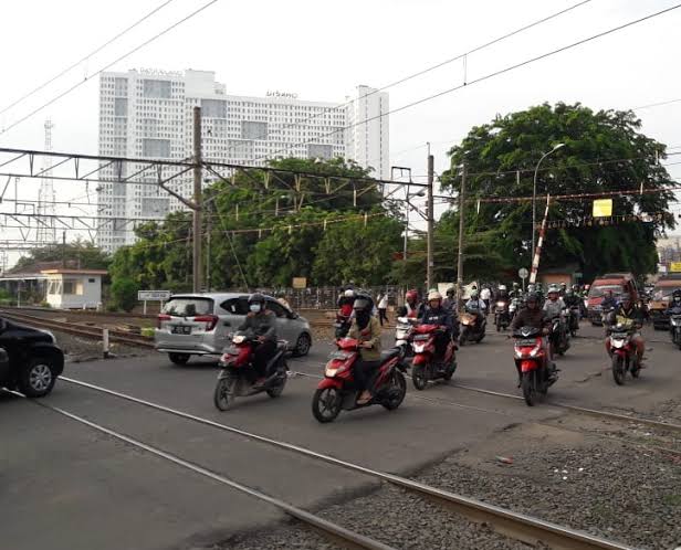 Perlintasan kereta di Jalan Perjuangan, Bekasi. Foto: BeritaTrans.com.