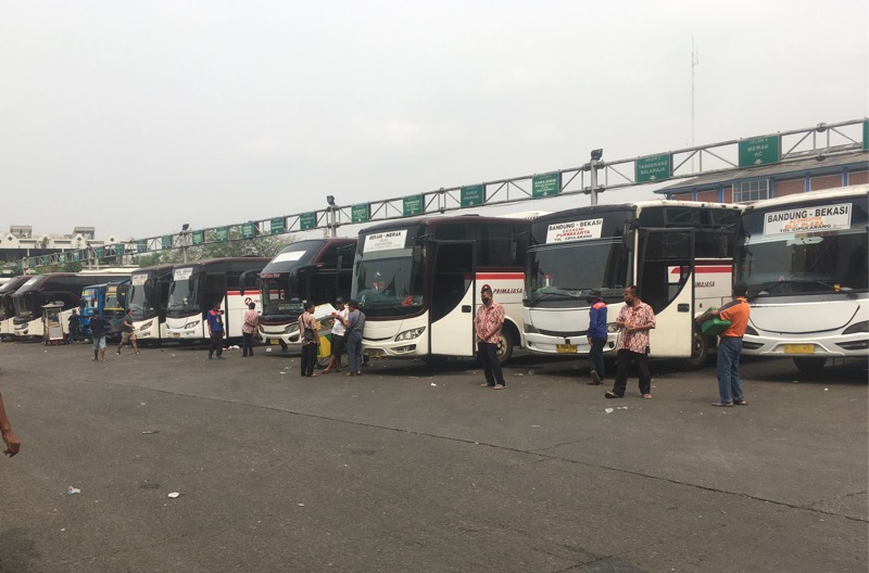 Bus Antarkota di area keberangkatan Terminal Induk Kota Bekasi, Sabtu (21/8/2021). Foto: BeritaTrans.com.