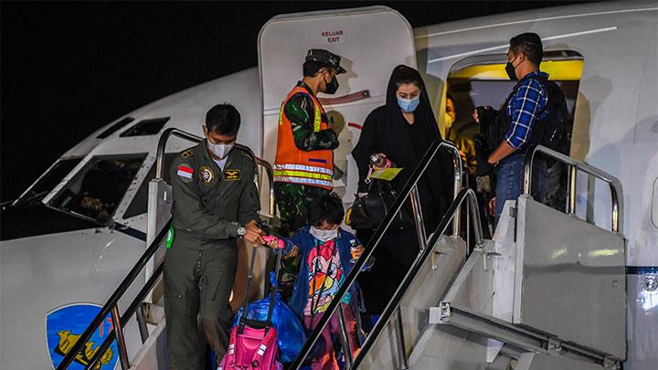 Sejumlah warga negara indonesia (WNI) yang dievakuasi dari Afghanistan tiba di Bandara Halim Perdanakusuma, Jakarta, Sabtu (21/8/2021) dini hari.