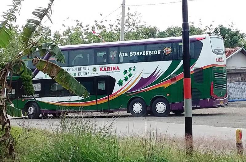 Salah satu bus double decker P.O Karina tampak  baru keluar dari halaman RM Singgalang Jaya di Desa Cikawung, Kecamatan Terisi, Indramayu, Minggu (22/08/2021) siang. (Taryani)