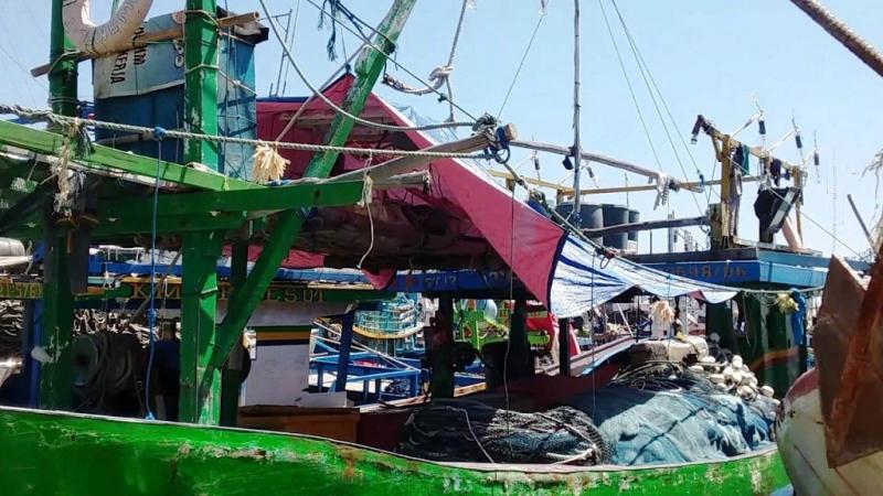 Menghadapi masa paceklik, puluhan kapal nelayan ditambat atau diparkir di Sungai Eretan, Kecamatan Kandanghaur, Indramayu, Jabar. (Taryani)