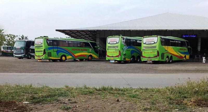 RM Singgalang Jaya Minggu (22/08/2021) tampak dari depan disinggahi bus P.O Gunung Harta, P.O Karina dan P.O Lorena. (Taryani)        