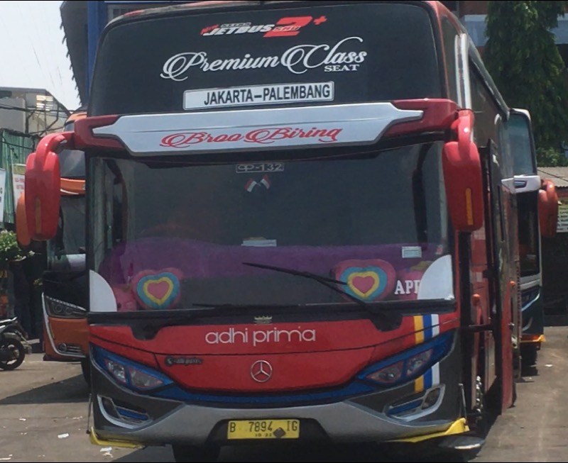 Bus Adhi Prima tujuan Palembang, Sumatera Selatan di Terminal Induk Kota Bekasi, Senin (23/8/2021) siang. Foto: BeritaTrans.com.
