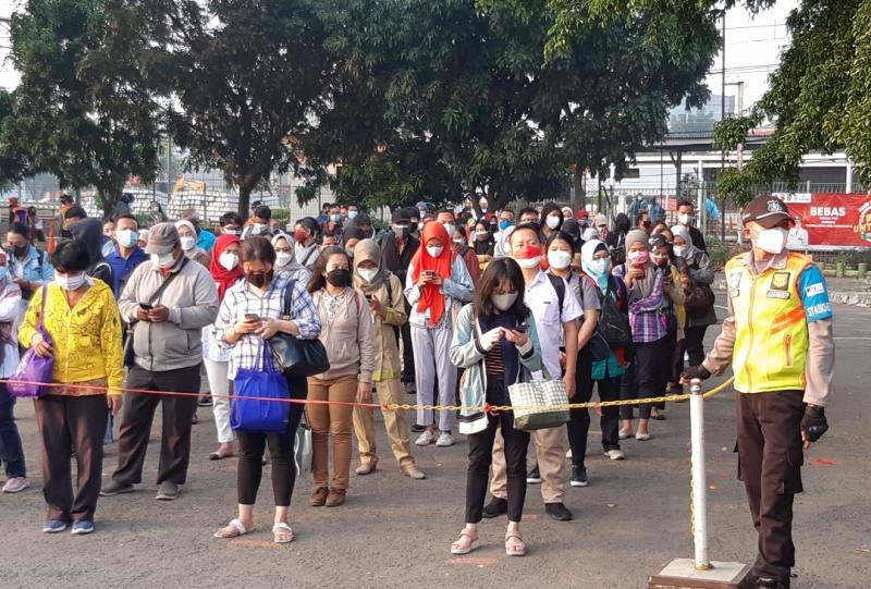 Antrean pengguna KRL di Stasiun Bekasi, Senin  (23/8/2021) pagi.