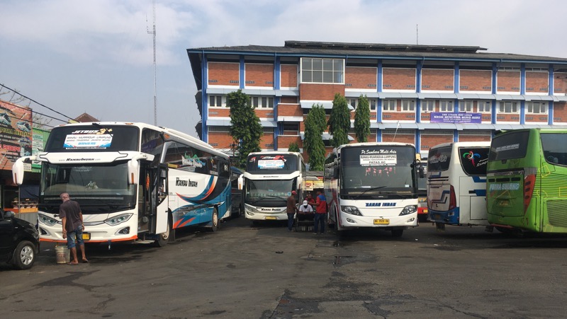 Bus Antarkota Sumatera di Terminal Induk Kota Bekasi, Senin (23/8/2021). Foto: BeritaTrans.com.