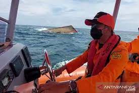 Basarnas Palangka Raya bersama tim pencari menemukan bangkai kapal yang diduga KM Putri Ayu 3.
