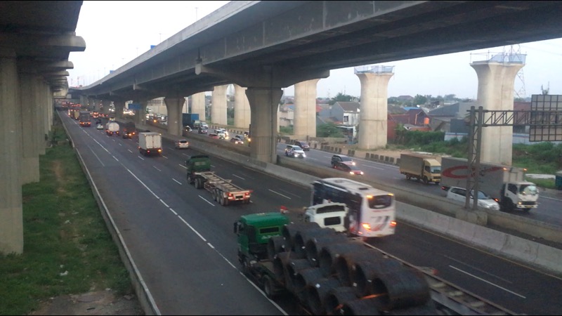 Tol Bekasi Timur arah Jakarta dan Cikampek mengalami kepadatan kendaraan, Senin (23/8/2021) sore. Foto: BeritaTrans.com.