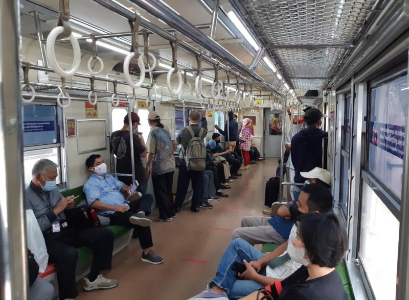 Situasi KRL yang diberangkatkan dari Stasiun JakartaKota menuju Cikarang pada Senin (23/8/2021) siang.