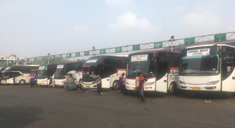 Bus Antarkota di area keberangkatan Terminal Induk Kota Bekasi, Selasa (24/8/2021). Foto: BeritaTrans.com.
