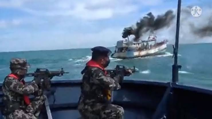 Video PSDKP Tembak Kapal Ikan Vietnam Sampai Tenggelam di Laut Lepas. Foto: Suara.com.