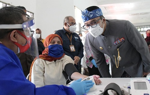 Gubernur Jawa Barat, Ridwan Kamil saat menyaksikan vaksinasi Covid-19 bagi penyandang disabilitas di Jabar. (Ist.)