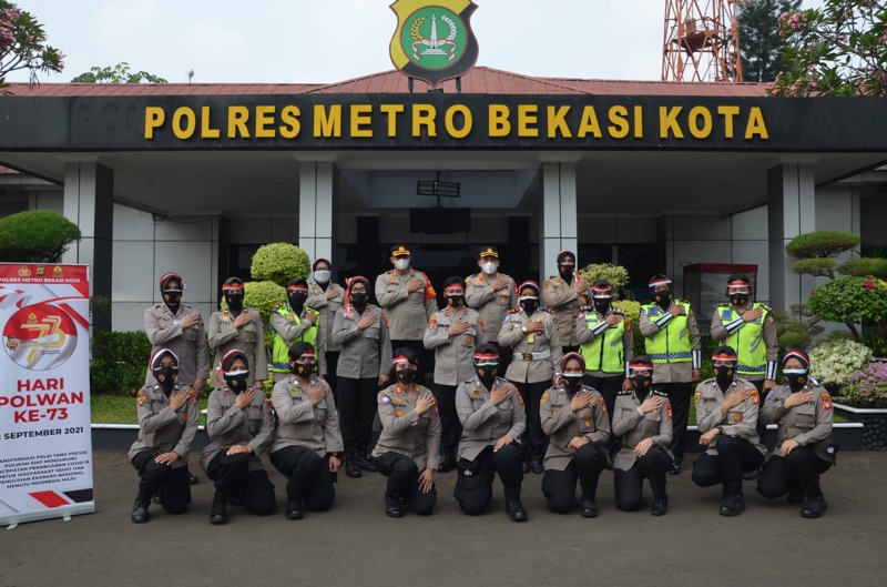 Dalam rangka menyambut hari jadi Polwan ke-73 yang jatuh pada 1 September 2021, Polres Metro Bekasi Kota salurkan bantuan. Foto: Humas Polrestro Bekasi Kota.