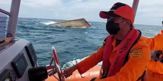 Basarnas temukan bangkai kapal diduga KM Putri Ayu 3. Foto:ANTARA