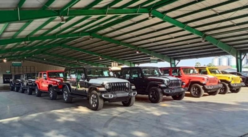 Puluhan unit mobil Jeep tiba di Indonesia.