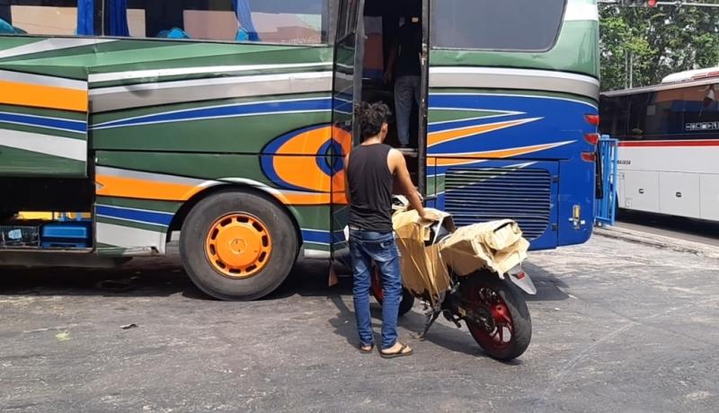 Bus ALS tujuan Medan tengah bersiap berangkat dari pool Bekasi, Rabu (25/8/2021).