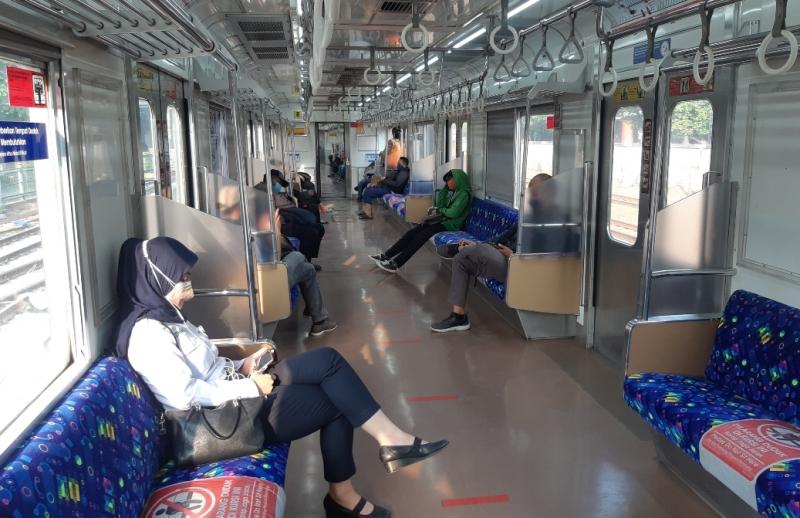 Suasana rangakain KRL dari arah Cikarang menuju Stasiun JakartaKota, Kamis (26/8/2021).