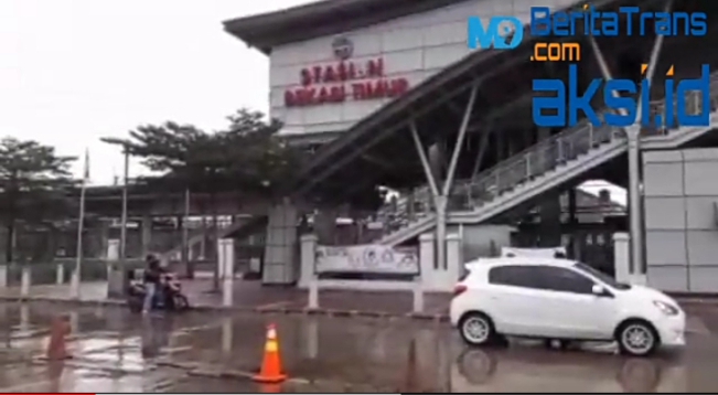 Suasana Stasiun Bekasi Timur pascahujan