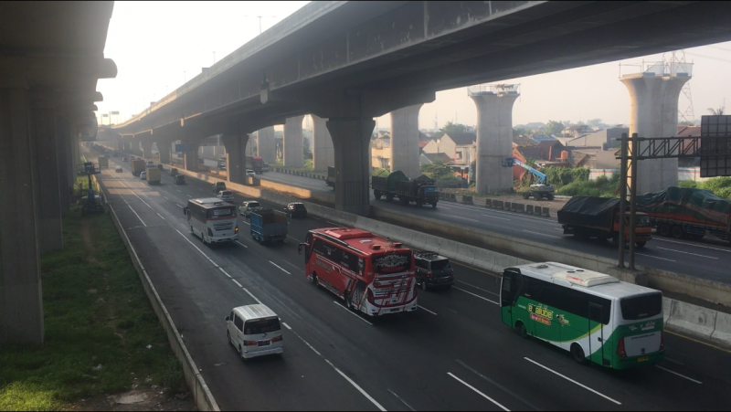 Tol Bekasi Timur arah Jakarta dan Cikampek pada Kamis (26/8/2021) pagi. Foto: BeritaTrans.com.