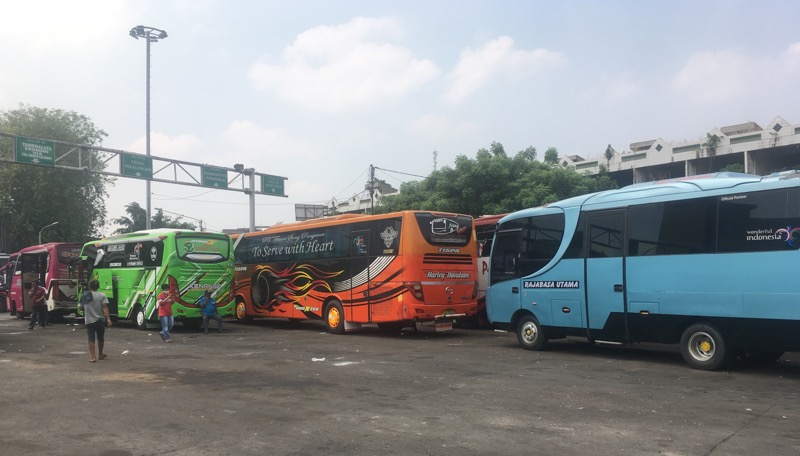 Bus Antarkota Sumatera berada di area keberangkatan Terminal Induk Kota Bekasi, Kamis (26/8/2021). Foto: BeritaTrans.com.