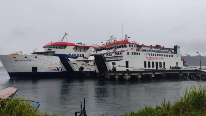 Kapal Feri KMP Teluk Singkil pasca insiden membahayakan keselamatan penumpang saat berlayar Minggu (15/8) lalu, kini sandar di pelabuhan lama dikawasan pantai Teluk Sinabang Kabupaten Simeulue, Selasa (24/8/2021).