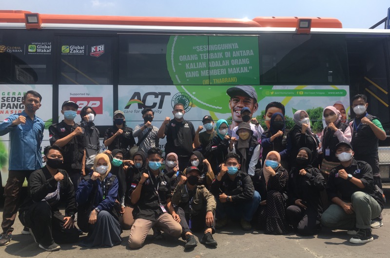 Kepala cabang ACT Bekasi dan Tim ACT-MRI Bekasi dalam kegiatan pembagian makanan siap saji di Terminal Induk Kota Bekasi, Kamis (26/8/2021). Foto: BeritaTrans.com.