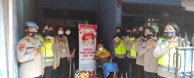 Rangkaian kegiatan dalam rangka menyambut hari jadi Polwan ke-73, jajaran Polwan Polres Metro Bekasi Kota mengunjungi para purnawirawan Polwan (Anjangsana) yang saat ini dalam kondisi sakit. Foto: Humas Polrestro Bekasi Kota.