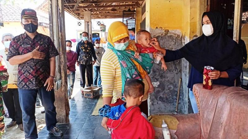 Camat Kertasemaya, Ade Sukma Wibowo dan jajaran  Forkopimcam setempat membantu  penyembuhan Azka Fairus, Balita berusia 18 bulan berobat ke  RSHS Bandung. (Ist.) 