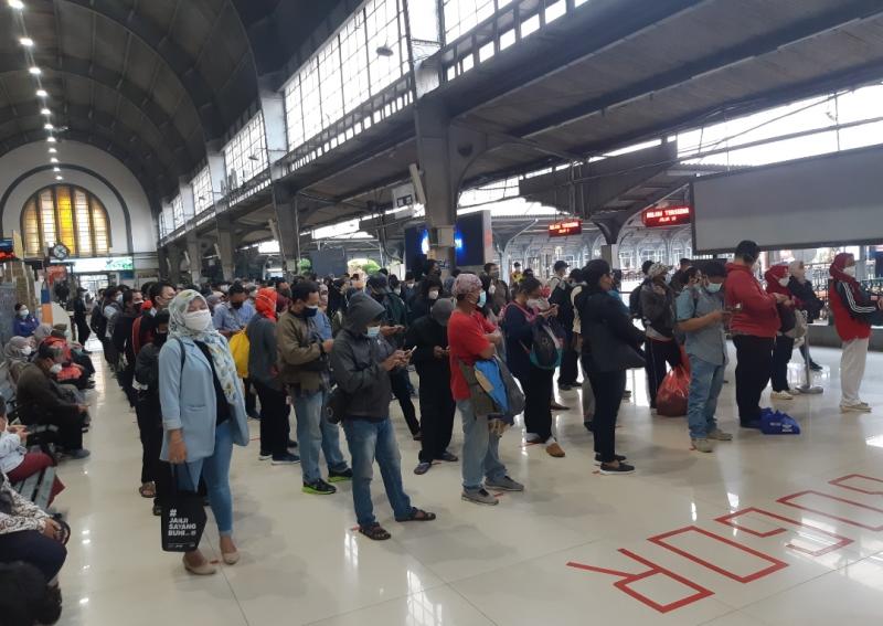 Antrean barisan pengguna KRL arah Bogor di Stasiun JakartaKota, Jumat (27/8/2021) sore.