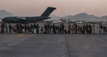 Asap mengepul dari lokasi ledakan di luar bandara di Kabul, Afghanistan, 26 Agustus 2021. Foto: Istimewa.