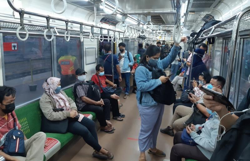 Suasana KRL arah Cikarang yang berangkat dari Stasiun JakartaKota, Jumat (27/8/2021).