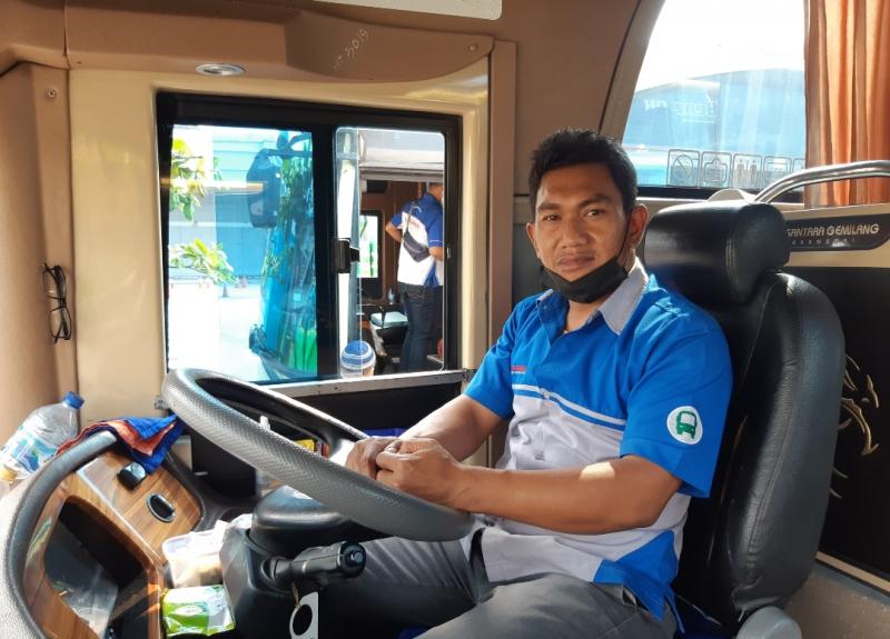 Pengemudi bus Pahala Kencana, Gino, membawa bus jurusan Jakarta-Denpasar saat menaikkan penumpang, Sabtu (28/8/2021).