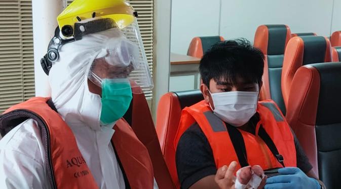 Kantor SAR Kendari mengevakuasi WNA Filipina usai jari tangannya putus terjepit pintu kapal di perairan Maumere.(Liputan6.com/dok Humas Kantor SAR Kendari)