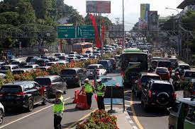 Kemacetan panjang terjadi di jalur puncak, Bogor, Sabtu (28/8/2020) malam. Antrean panjang kendaraan mengular hingga beberapa kilometer dari kedua arah.