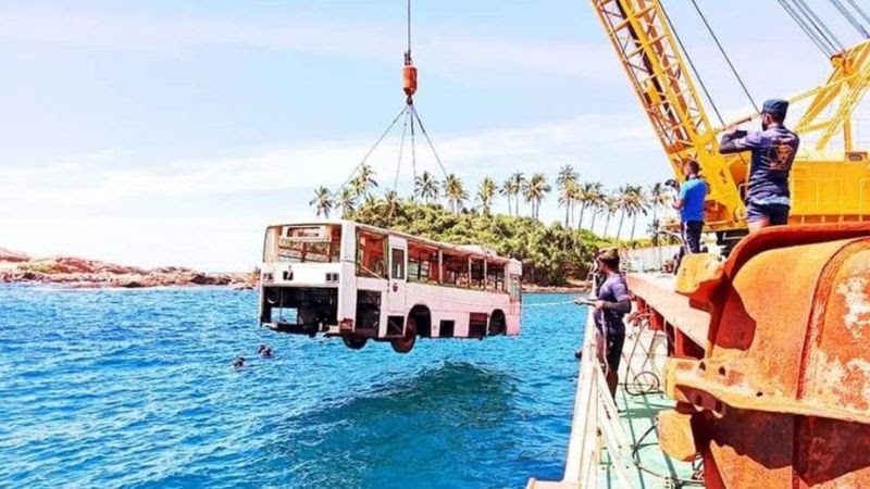 Berbagai kelompok peduli lingkungan di Sri Lanka menyokong proyek menempatkan bus lawas ke dalam laut.
