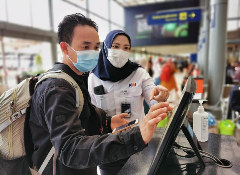 Penumpang KA melakukan boarding tiket di Stasiun KA Daop 1 Jakarta. (Foto:Istimewa)