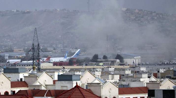 Suasana saat ledakan luar bandara di Kabul, Afghanistan.