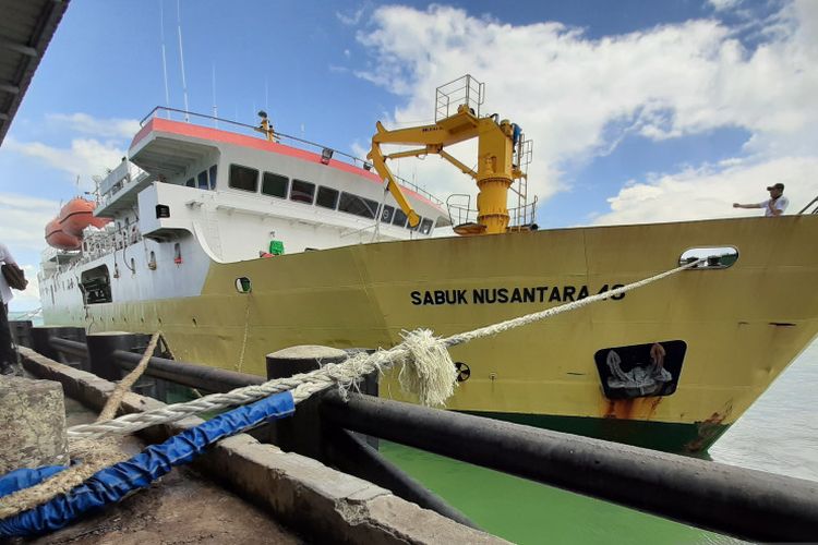 Kapal Sabuk Nusantara milik PT Pelni bersandar di pelabuhan SBP Tanjungpinang, Kepulauan Riau. (foto:Antara)