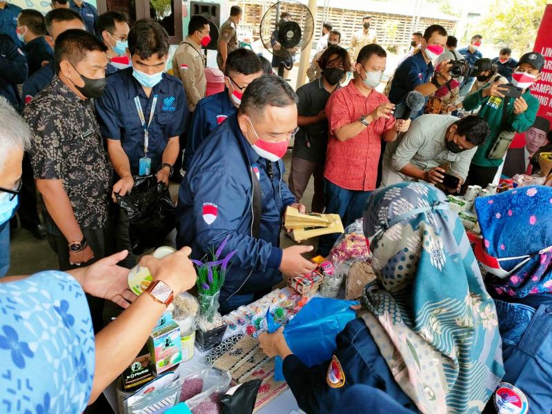 Kepala BP2MI, Benny Rhamdani saat meninjau kegiatan wirausaha pekerja migran di Kabupaten Indramayu, Senin (30/8/2021). (Ist.)